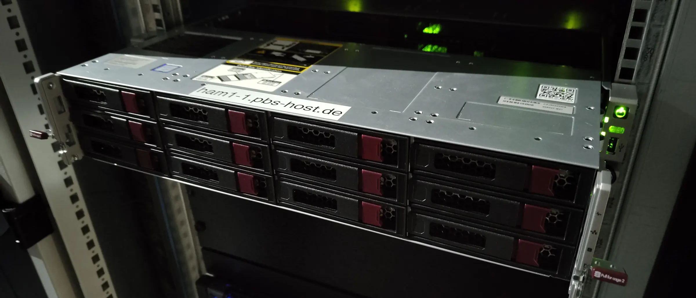 A storage node in the rack at AtlasEdge HAM002 in Hamburg, its hostname label reading ham1-1.pbs-host.de